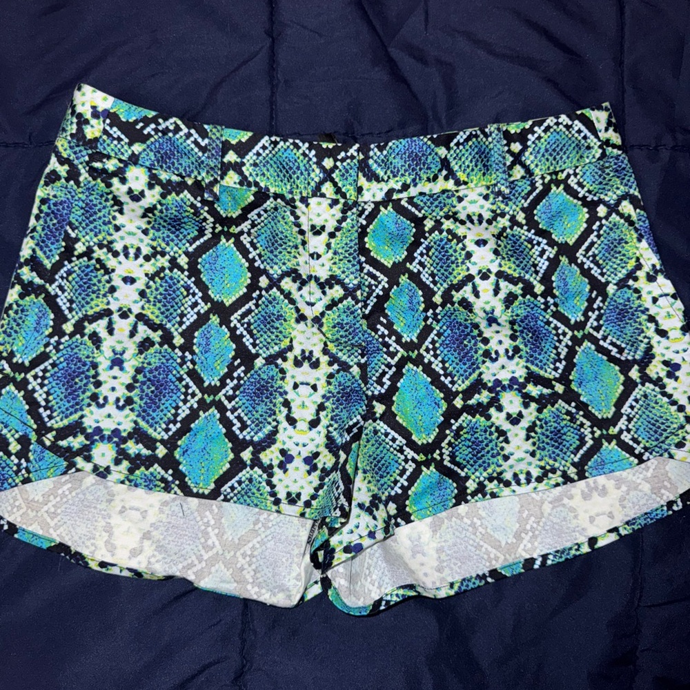 BCBG “Phillipa” snake print shorts size XS in LT Aqua Combo color. NWT